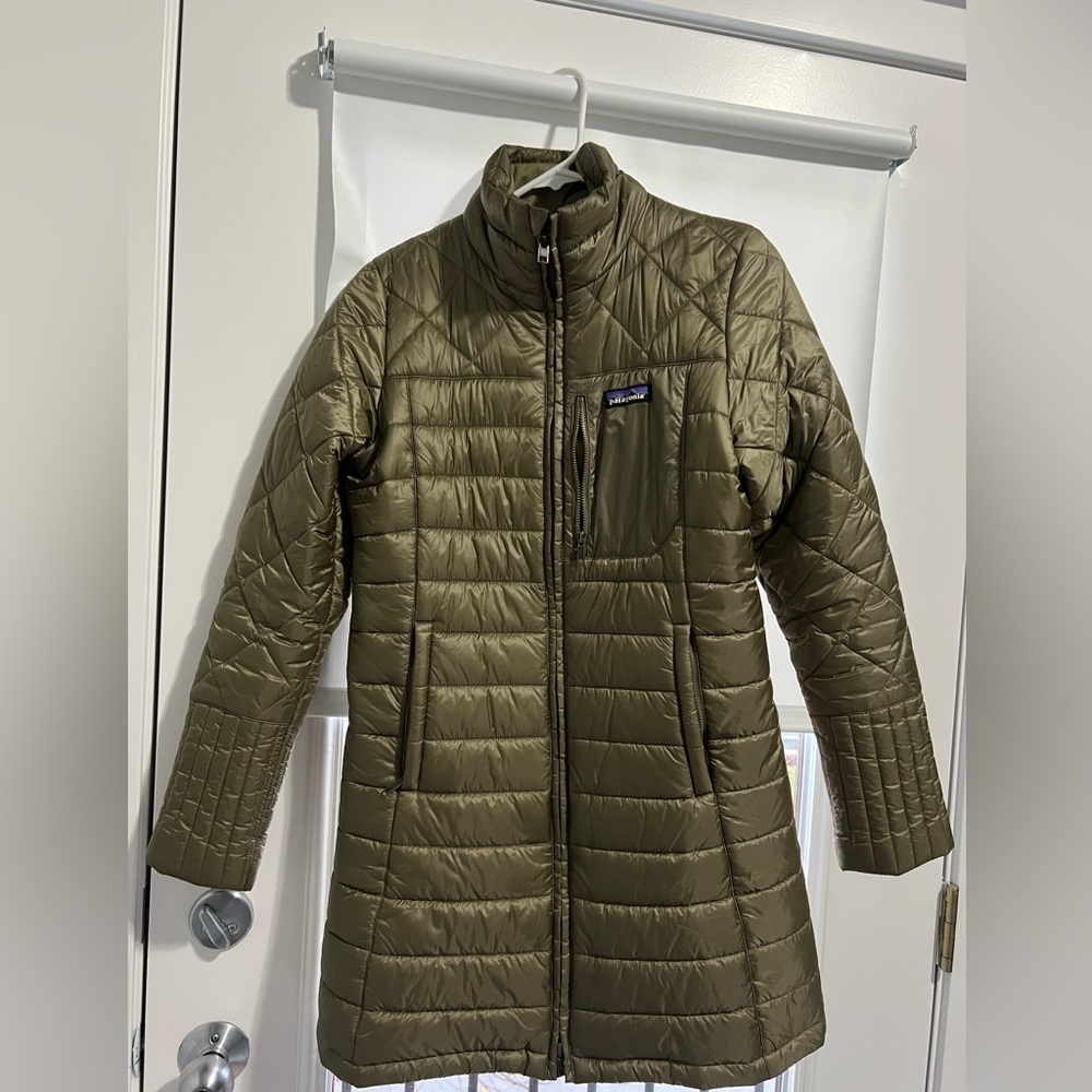 Patagonia women’s knee length down coat- lightly used- in awesome condition.